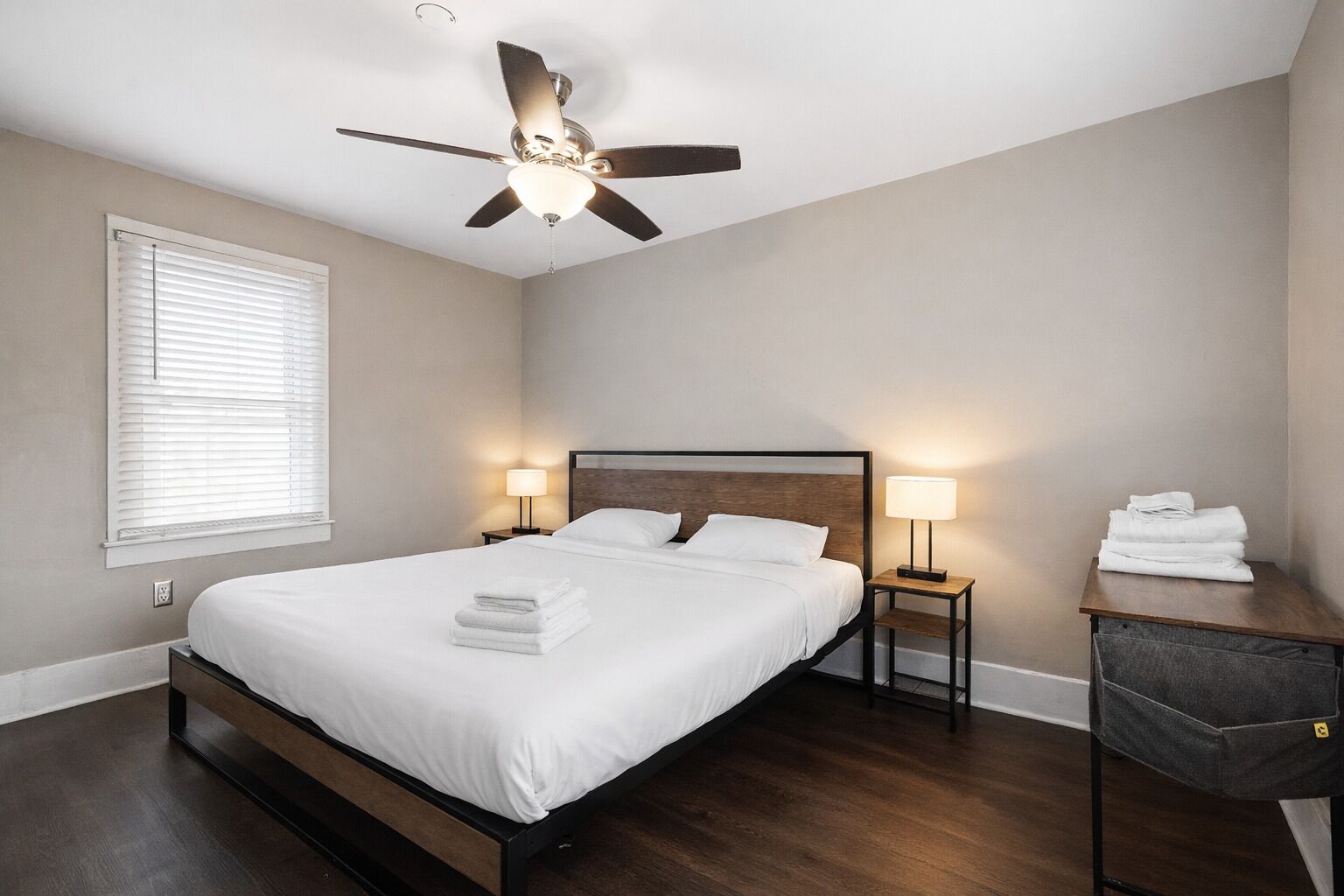 Căn hộ | 4 phòng ngủ, khu vực làm việc phù hợp cho laptop 