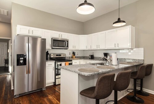 Historic CozySuites 4BR 2BA 