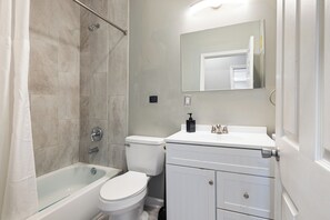 Căn hộ | Phòng tắm | Vòi sen/bồn tắm kết hợp, máy sấy tóc, khăn tắm, xà phòng 