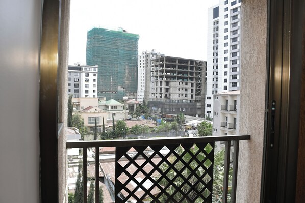 办公桌、笔记本电脑工作区、熨斗/熨衣板、免费 WiFi