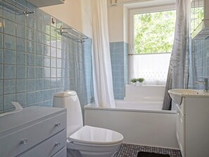 House | Bathroom - 10 Person Holiday Home in Nexo (Nexø)