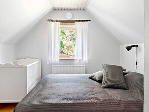 3 bedrooms, individually furnished - 5 Person Holiday Home in Linderod-by Traum (Linderod)
