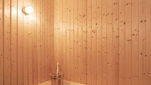 A sauna with wooden walls, a bench, and a bucket. - 4 Star Holiday Home in Laeso (Læsø)