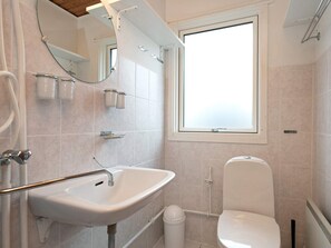 House | Bathroom - 4 Person Holiday Home in Martofte (Martofte)