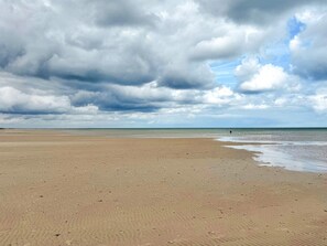 A wide sandy beach with a cloudy sky. - 5 Star Holiday Home in Vaeggerlose (Vaeggerlose)
