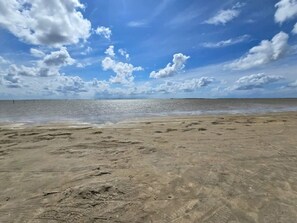 A beach with footprints, a clear sky, and a calm sea. - 4 Star Holiday Home in Romo (Rømø)
