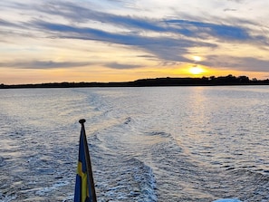 Massa de água com ondulações que sugerem o movimento de um barco.