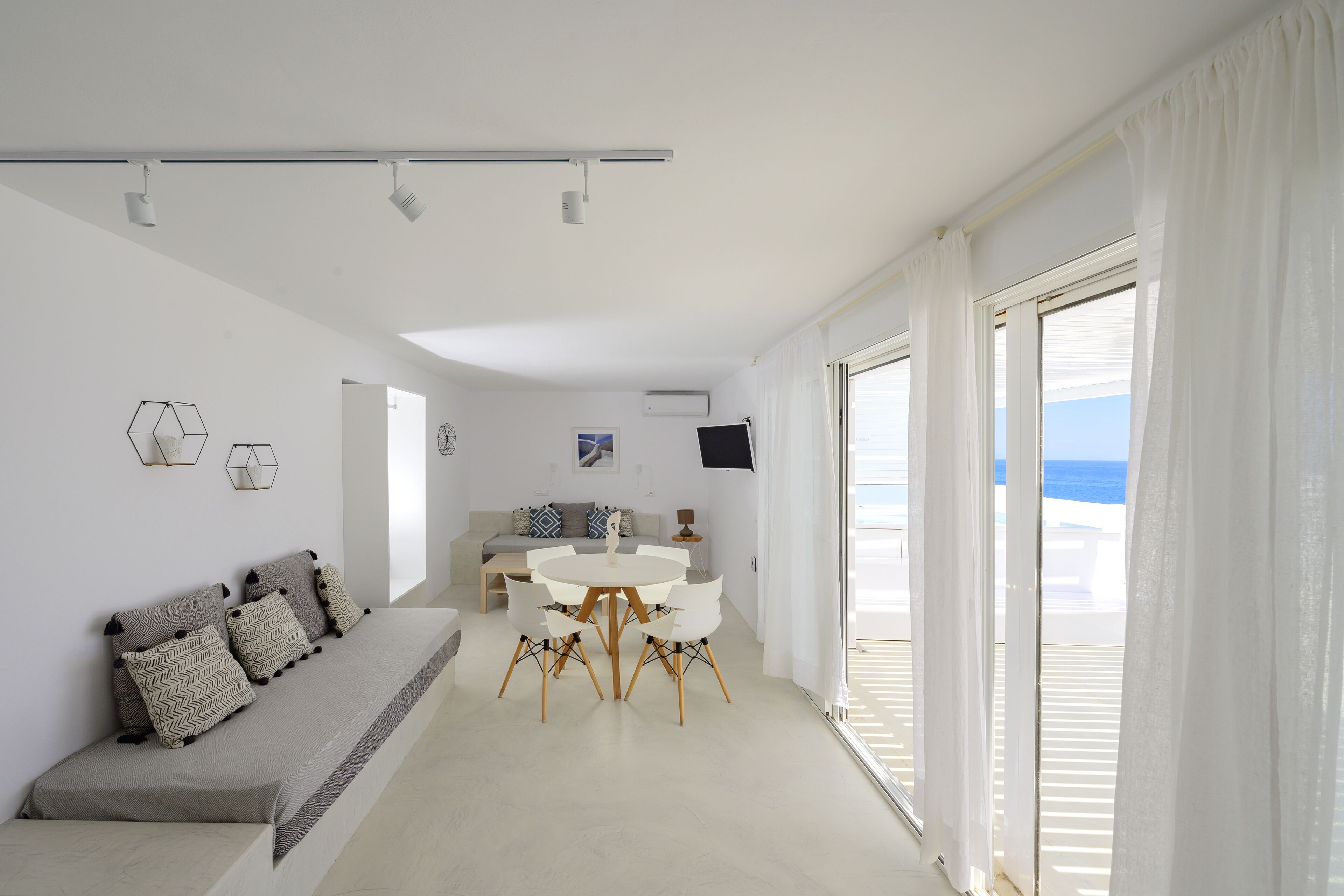 Luxury-Apartment | Wohnbereich | 25-Zoll-Smart-TV mit Satellitenempfang