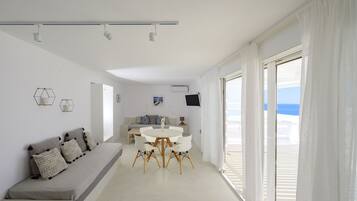 Luxury-Apartment | Wohnbereich | 25-Zoll-Smart-TV mit Satellitenempfang