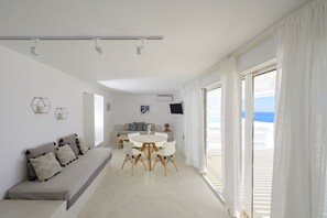 Departamento de lujo | Área de sala de estar | Smart TV de 25 pulgadas con canales vía satélite