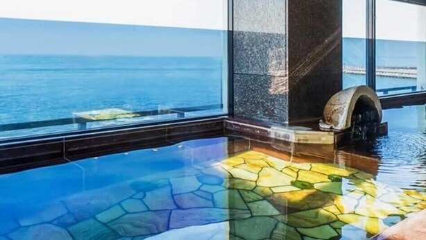 A pool with a mosaic floor and a view of the sea through large windows. - hotel onoura (Mihama)