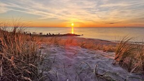 A beach with a sunset, sand dunes, and a calm sea. - 4 Star Holiday Home in Skagen (Skagen)