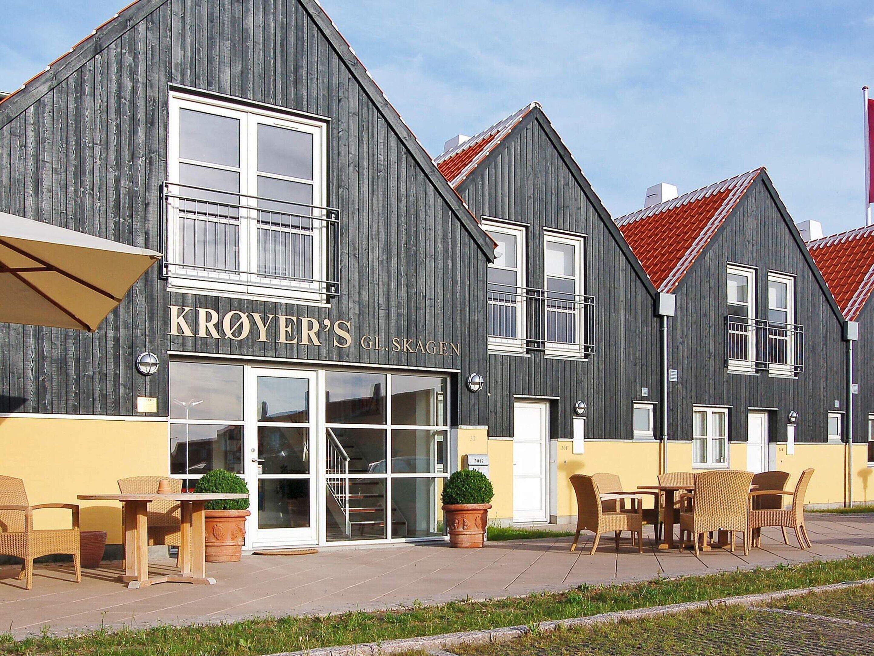 A building with a sign reading 'KROYER'S GL. SKAGEN' and a visible entrance with glass doors.