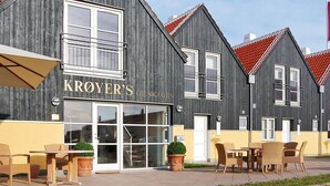 A building with a sign reading 'KROYER'S GL. SKAGEN' and a visible entrance with glass doors.