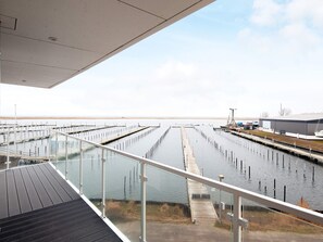 Um imóvel à beira-mar com um cais, um edifício e céu limpo.