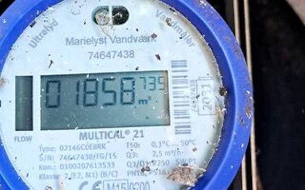 Ein digitales Gerät mit einem Bildschirm, der '1858.735' und verschiedene technische Daten anzeigt.