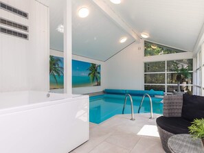 Una piscina techada, una piscina al aire libre