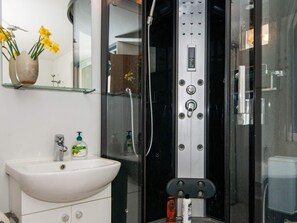 House | Bathroom - 10 Person Holiday Home in Ronde (Ronde)
