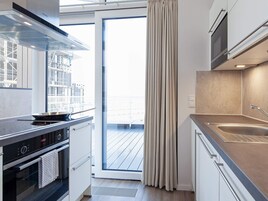 Una cocina moderna con horno empotrado, estufa y pileta.