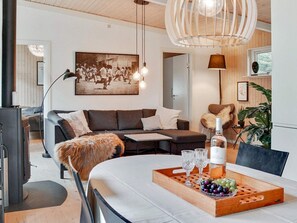 House | Dining - 6 Person Holiday Home in Vaeggerlose-by Traum (Vaeggerlose)