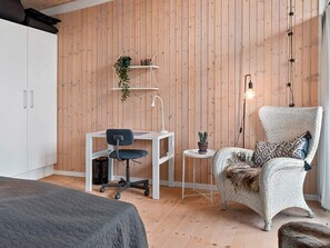 House | 4 bedrooms, individually furnished - 6 Person Holiday Home in Vaeggerlose-by Traum (Vaeggerlose)