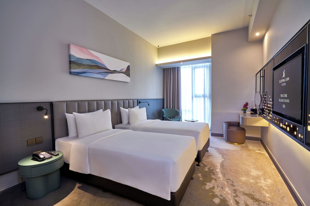 Deluxe Twin Room | Minibar, in-room safe, desk, blackout drapes