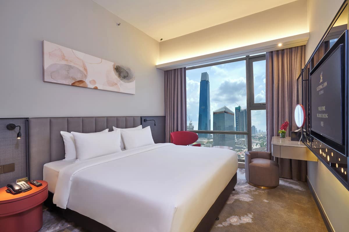 Premier King Room | Minibar, in-room safe, desk, blackout drapes