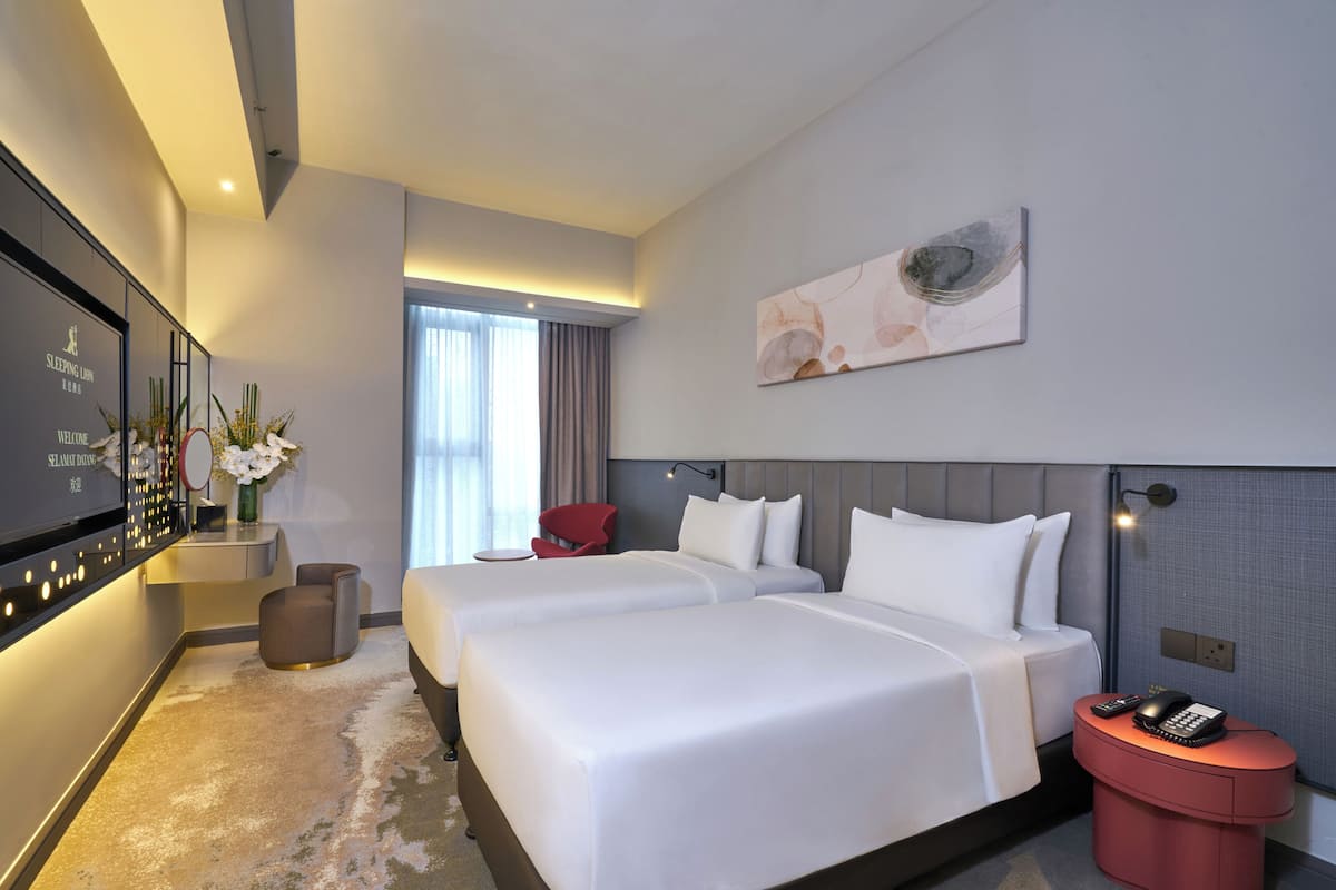 Premier Twin Room | Minibar, in-room safe, desk, blackout drapes