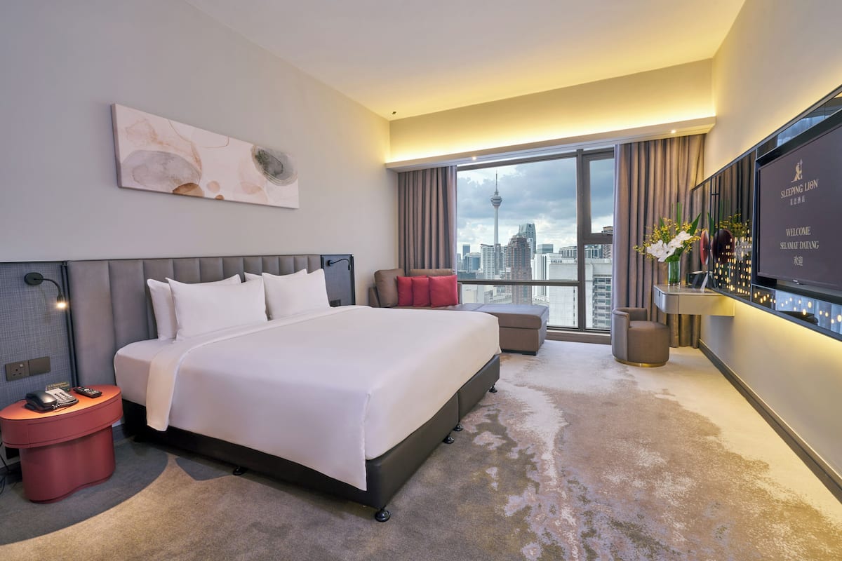 Grand Premier King Room | Minibar, in-room safe, desk, blackout drapes