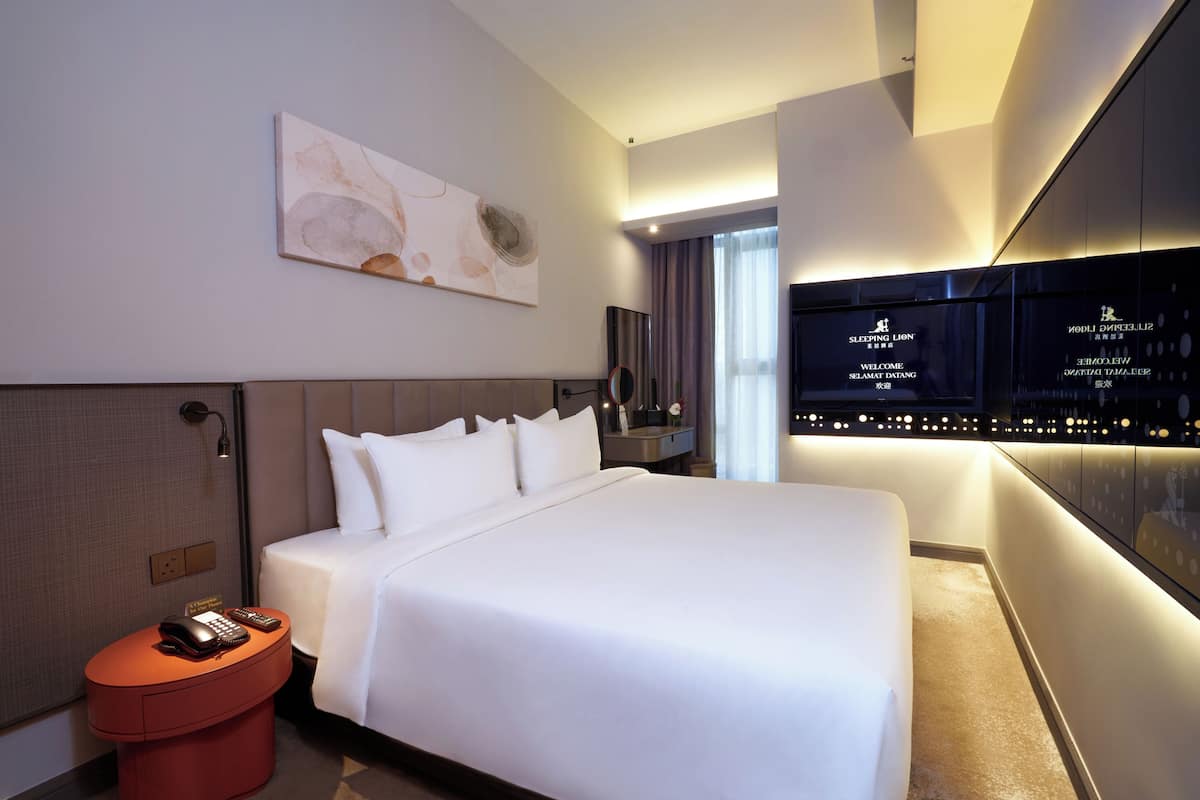 Junior Premier King Room | Minibar, in-room safe, desk, blackout drapes