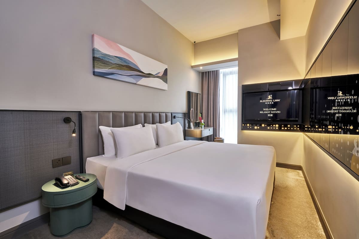 Junior Deluxe King Room | Minibar, in-room safe, desk, blackout drapes