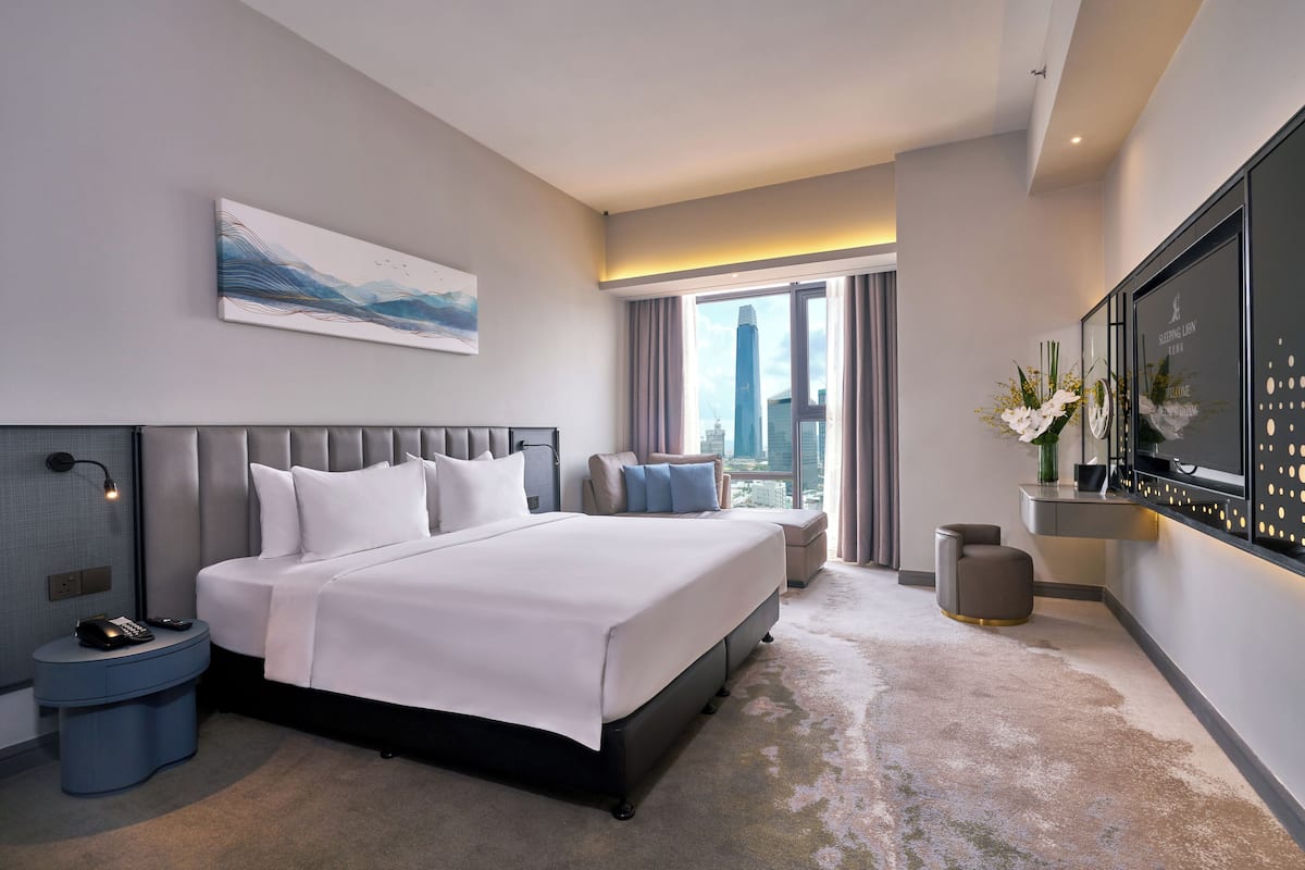 Grand Superior King Room | Minibar, in-room safe, desk, blackout drapes