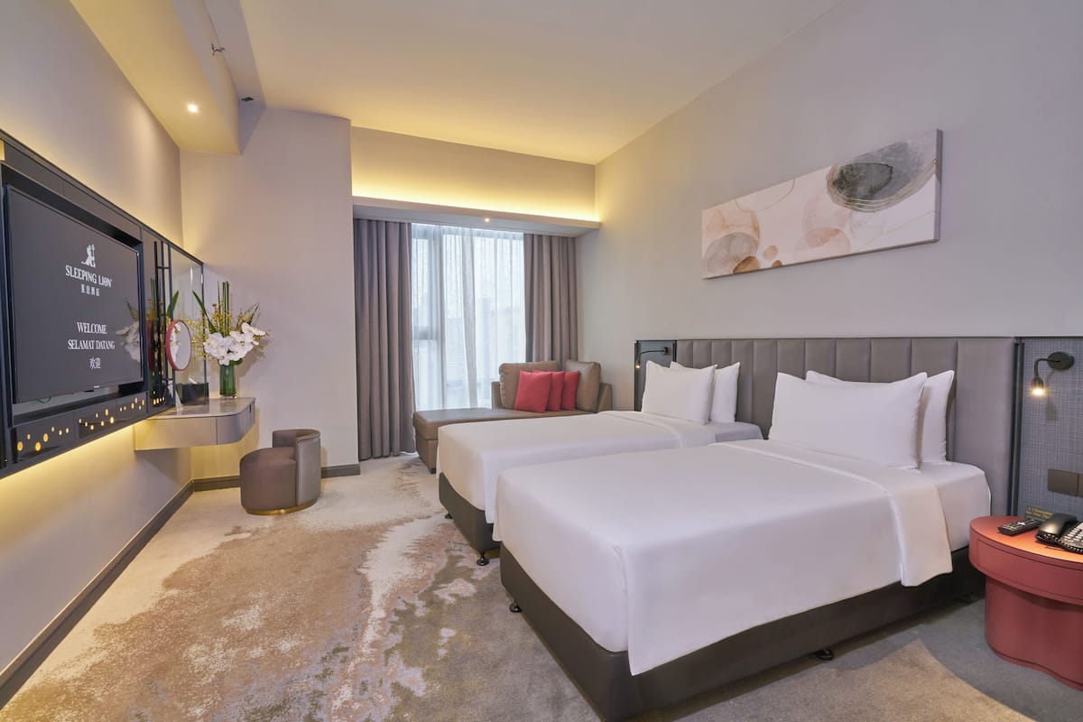 Grand Premier Twin Room | Minibar, in-room safe, desk, blackout drapes