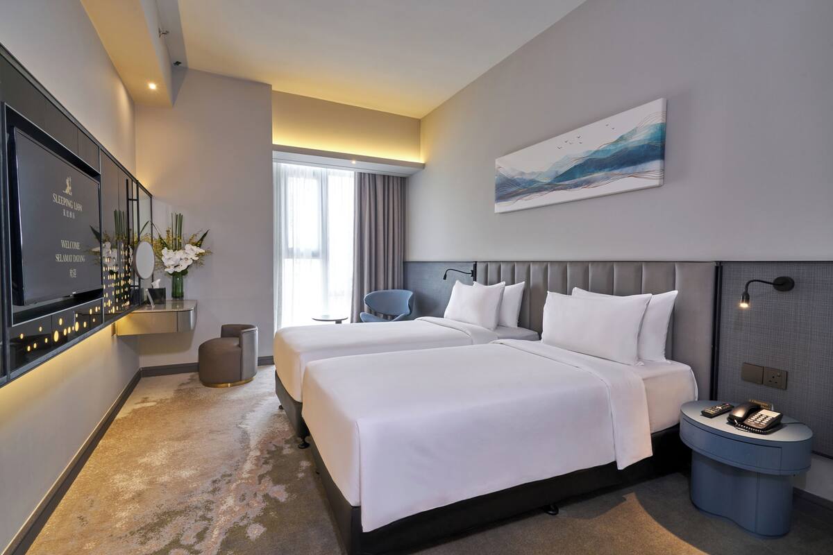 Superior Twin Room | Minibar, in-room safe, desk, blackout drapes
