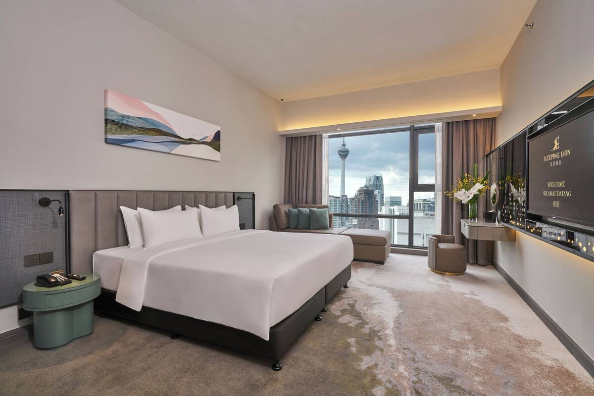 Grand Deluxe King Room | Minibar, in-room safe, desk, blackout drapes