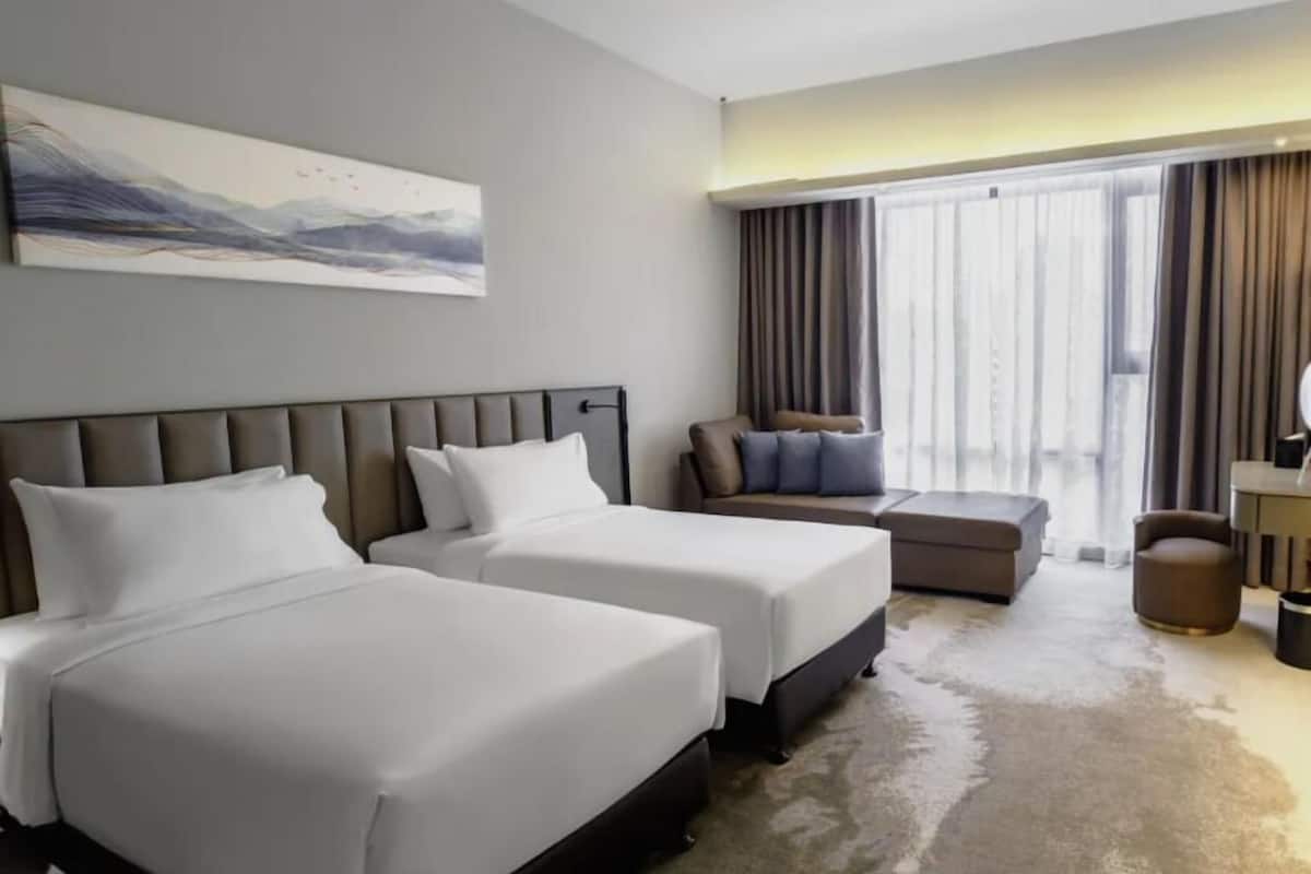 Grand Superior Twin Room | Minibar, in-room safe, desk, blackout drapes