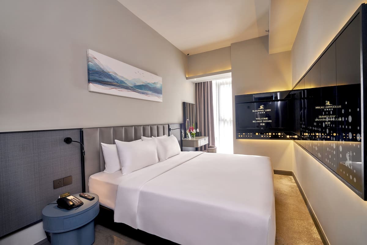 Junior Superior King Room | Minibar, in-room safe, desk, blackout drapes