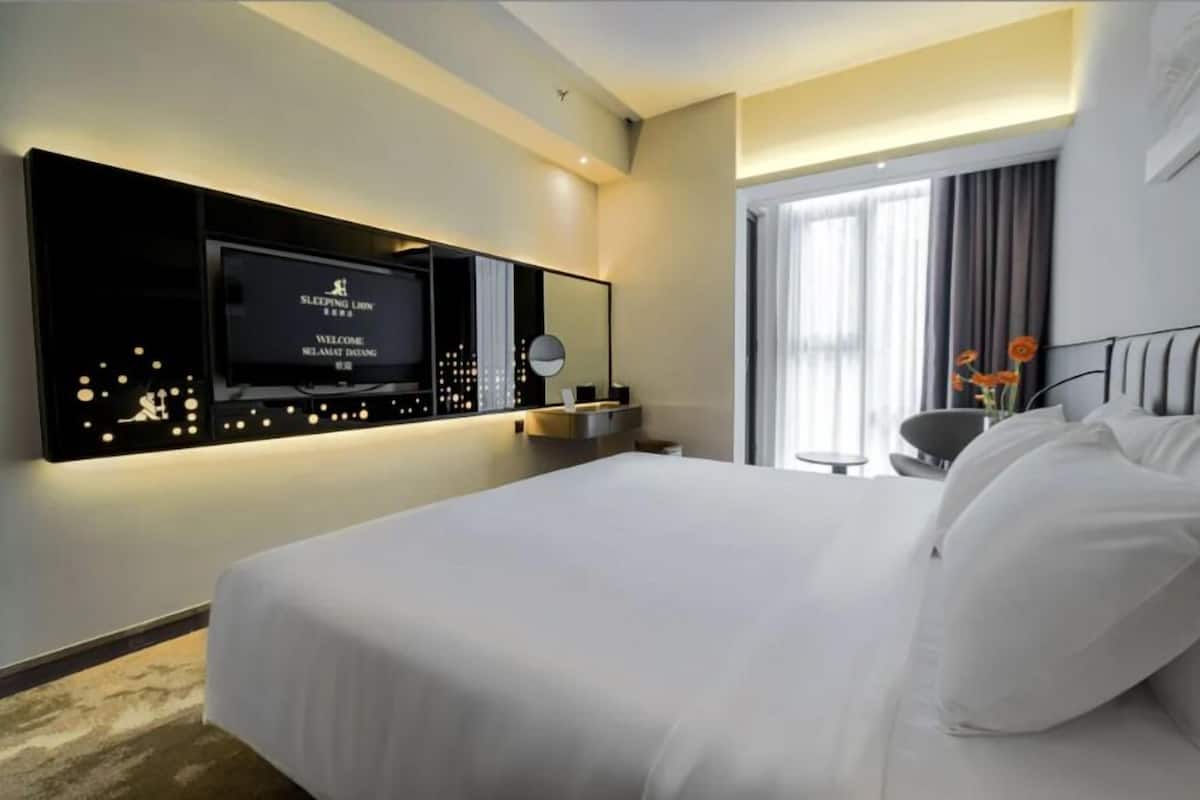 Deluxe King Room | Minibar, in-room safe, desk, blackout drapes