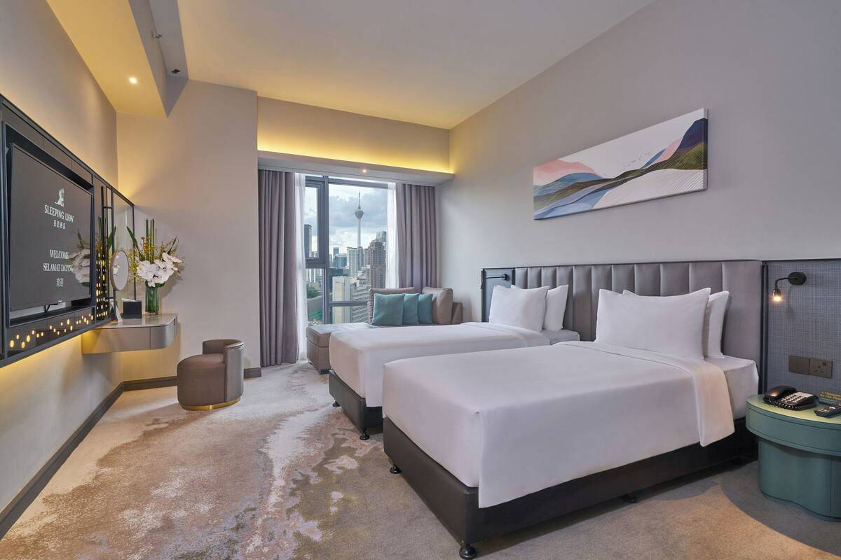 Grand Deluxe Twin Room | Minibar, in-room safe, desk, blackout drapes