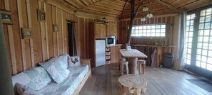 TV - Cabane sur Pilotis au Bord de L'eau (Saint-Éloy-les-Tuileries)