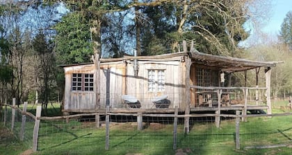 Cabane sur Pilotis au Bord de L'eau