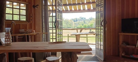 Dining. Cabane sur Pilotis au Bord de L'eau