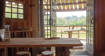 Cabane sur Pilotis au Bord de L'eau