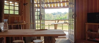 Cabane sur Pilotis au Bord de L'eau