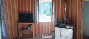 Interior - Cabane sur Pilotis au Bord de L'eau (Saint-Éloy-les-Tuileries)