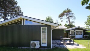 A single-story building with a covered patio area. - 4 Person Holiday Home in Store Fuglede (Store Fuglede)
