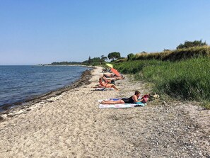 A beach with people sunbathing, a clear sky, and a calm sea. - 5 Star Holiday Home in Nordborg (Nordborg)