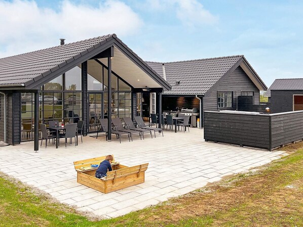 House | Outdoor dining