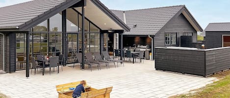House | Outdoor dining