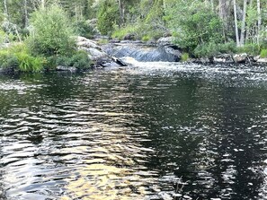 A river flowing through a forested area with rocks and trees. - 3 Person Holiday Home in Uddevalla (Uddevalla)